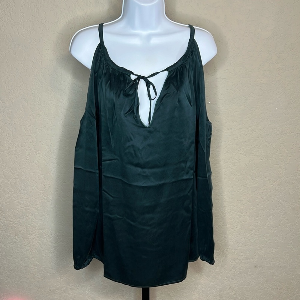 054 - Chaser NWT Black/Dark Gray Cold Shoulder Satin Like Long Sleeve, Size Med